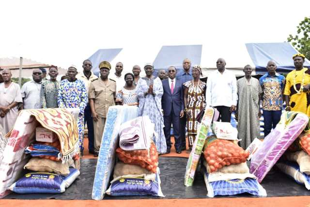 PLUIES DILUVIENNES A AGBOVILLE : LA MINISTRE MARIATOU KONE APPORTE LA COMPASSION DU GOUVERNEMENT AUX FAMILLES SINISTREES